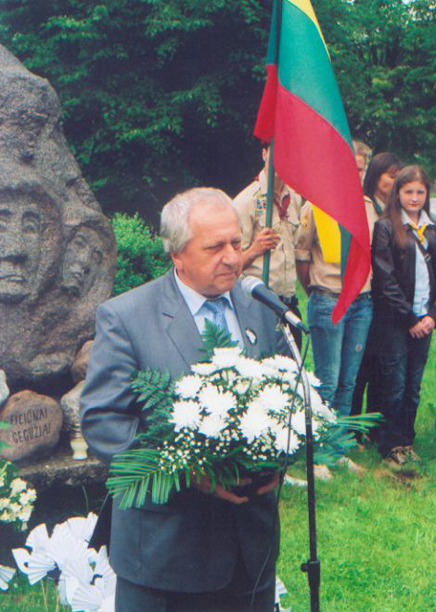 Šakių rajono meras Juozas Bertašius Gerdžiūnuose su jaunimu prie paminklo tremtiniams ir laisvės kovotojams